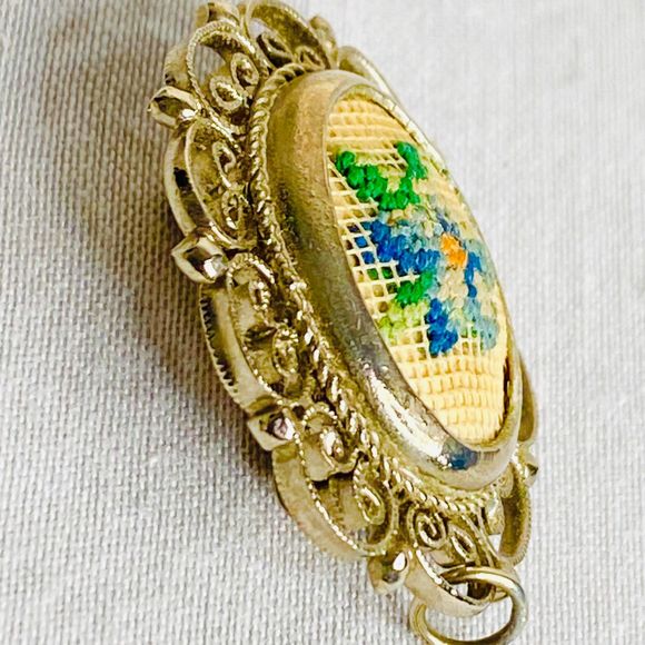 Tiny Floral Embroidery Cameo Brooch Scatter Pin Gold Tone Ornate OpenWork Frame - Picture 4 of 6